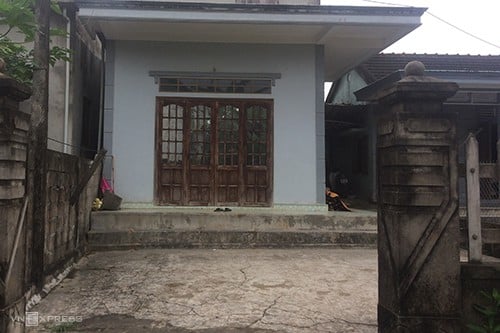 Người nhà cho hay con gái được phát hiện nằm bất tỉnh giữa sân. Ảnh: Hoàng Táo