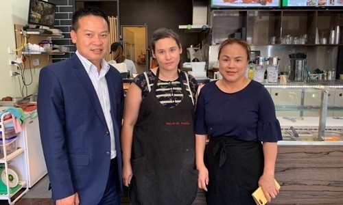 Nghị sĩ Australia gốc Việt Tung Ngo (trái) và chủ tiệm bánh mỳ Như Lan ở thành phố Adelaide. Ảnh: ABC. 