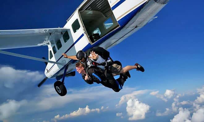 Tại sao các máy bay thương mại không trang bị dù cho các hành khách khi bay? - Ảnh 2.