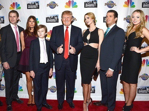 Donald Trump bên người vợ hiện tại và 5 đứa con.