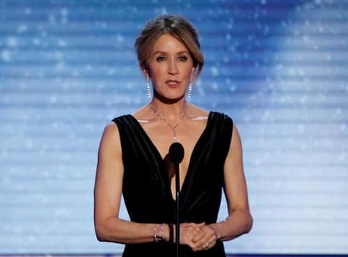 Nữ diễn viên Felicity Huffman phát biểu tại một sự kiện hồi năm 2018. Ảnh: Reuters.
