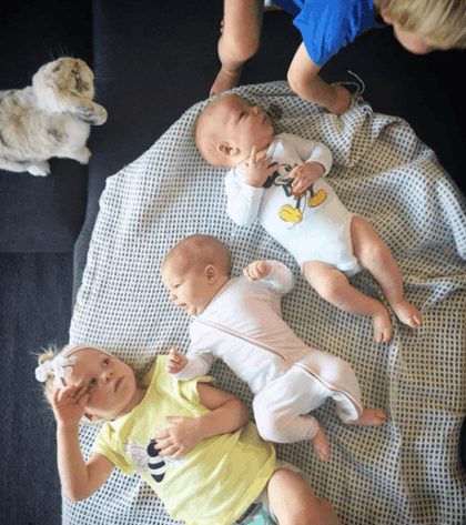 Ở nhà một mình với 4 con nhỏ, đều dưới 2 tuổi, Megan cho biết, nhiều lúc chị phục chính mình khi vừa cho con bú, vừa làm bánh mỳ phết bơ để ăn trưa. Ảnh: Mamamia.