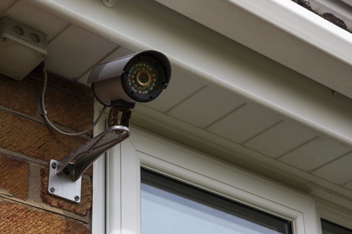 Camera nên được đặt chéo so với cửa.