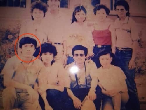 Bức ảnh có hình ông Phong (khoanh đỏ) được Risch giữ nhiều năm và được mang ra làm bằng chứng để hai bên xác nhận thông tin. Người phụ nữ bên cạnh là người vợ chính thức. Ảnh: NVCC.