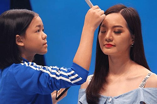 Cô bé từng xuất hiện trên mục nhân vật đặc biệt của BBC, là nghệ sĩ trẻ tuổi nhất của show thời trang lớn nhất hành tinh 2018. Ảnh: Worldofbuzz.
