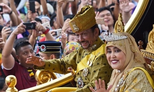 Quốc vương Brunei Hassanal Bolkiah và Hoàng hậu Saleha trong lễ kỷ niệm 50 năm trị vì của ông tại Bandar Seri Begawan tháng 10/2017. Ảnh: AFP.