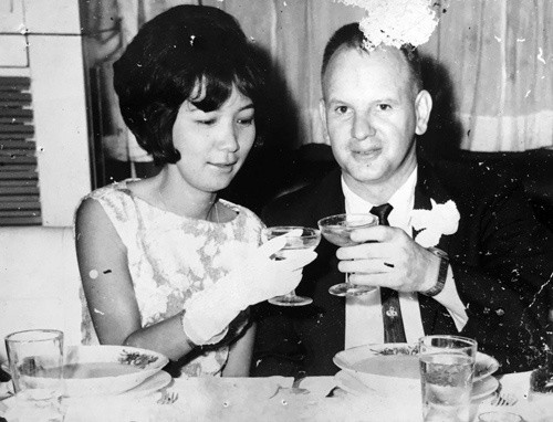 Bà Phan Kim Chi và ông James A. Miller trong lễ cưới ngày 21/5/1966. Ảnh: NVCC.