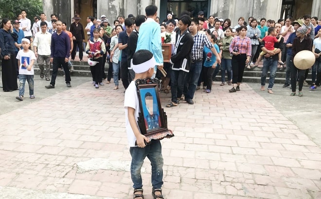 VÃ o lÃºc 17h ngÃ y 25/4, di quan chÃ¡u Tr. ÄÆ°á»£c ÄÆ°a tá»« nhÃ  thá» giÃ¡o xá»© GÃ² CÃ¡o vá» nghÄ©a trang cá»§a thÃ´n GÃ² CÃ¡o Äá» tiáº¿n hÃ nh chÃ´n cáº¥t.