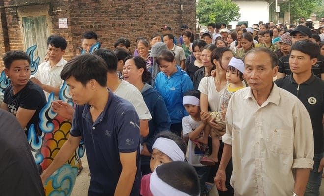 Người thân, bà con hàng xóm, đồng nghiệp của vợ chồng anh Trinh tiễn đưa cháu Tr. về nơi an nghỉ.
