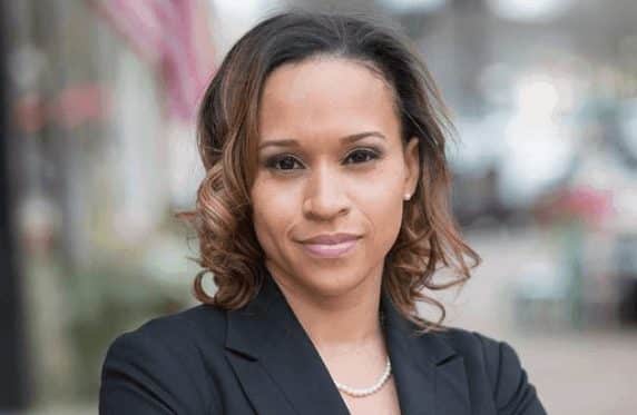 Nữ thẩm phán April Smith cáo buộc chánh án da trắng phân biệt chủng tộc.
