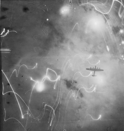 Máy bay Anh tấn công Hamburg năm 1943. Ảnh: Imperial War Museums.