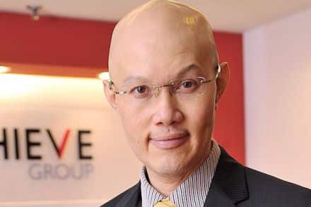 Joshua Yim, CEO của công ty tư vấn nhân lực Achieve Group sống cùng mẹ trong một căn hộ giá rẻ đã 32 năm nay. Ảnh: The Business Times.