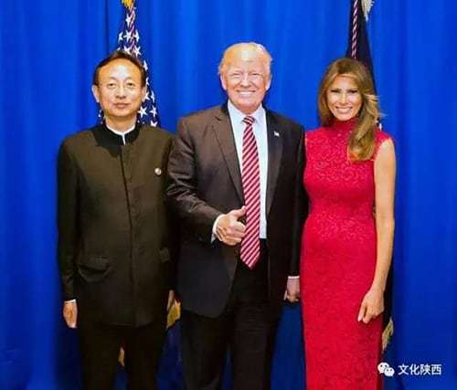 Tỷ phú Trung Quốc Zhao Tao chụp ảnh cùng Tổng thống Mỹ Trump và phu nhân Melania năm 2017. Ảnh: NY Times