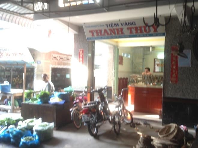 Mua bua 'tang hinh' gia 150.000 dong roi di cuop vang hinh anh 3 Tiệm vàng nơi xảy ra vụ cướp hy hữu.