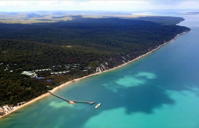Sau khi nghỉ nửa ngày, sức khỏe của công nương đã hồi phục. Tuy nhiên, hai người vẫn quyết định dành một đêm nghỉ dưỡng tại khu nghỉ cao cấp này. Kingfisher Bay Resort nằm trên đảo Fraser - nơi được công nhận là Di sản thiên nhiên thế giới do UNESCO công nhận. Đây cũng là hòn đảo cát lớn nhất thế giới với chiều dài lên tới 120 km, nằm về phía đông bờ biển bang Queensland.
