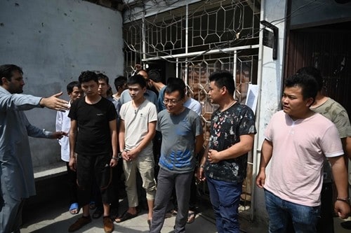 Đàn ông Trung Quốc tới một tòa án ở Islamabad trong tháng này, sau khi bị buộc tội buôn bán phụ nữ Pakista sang Trung Quốc. Ảnh: AFP.