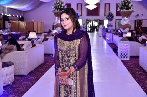 Kanwal trở lại Pakistan sau 8 ngày ở Trung Quốc với chồng. Ảnh: NYT.
