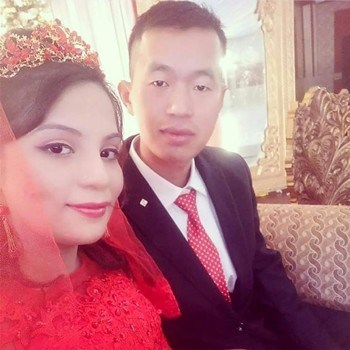 Kanwal, cô dâu Pakistan và Zhang, nông dân Trung Quốc, trong đám cưới ở Paksitan hồi tháng hai. Ảnh: NYT.