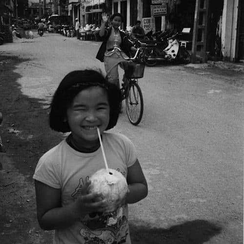 Una-Minh cùng mẹ đến Nha Trang năm 1998. Ảnh: Before My Mam Dies.
