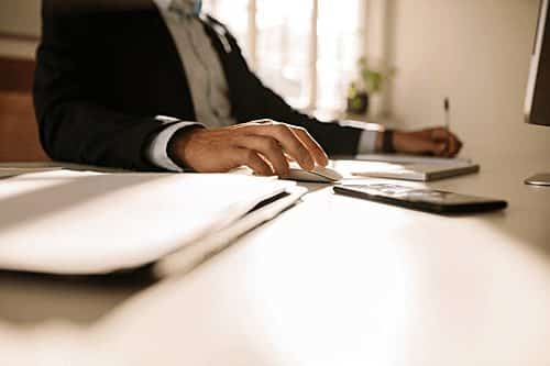 Sam cho rằng, làm việc chăm chỉ ngay từ khi còn trẻ giúp một người tiến xa nhanh hơn. Ảnh: jacoblund