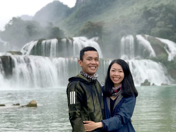 Càng đi nhiều Thảo càng không muốn dừng lại. Cá tính mạnh mẽ của cô khiến đàn ông không dám gắn bó, cho đến khi cô gặp Ted. Trong ảnh cô cùng Ted ở thác Bản Giốc (Cao Bằng) cuối năm 2018. Ảnh: Julia.