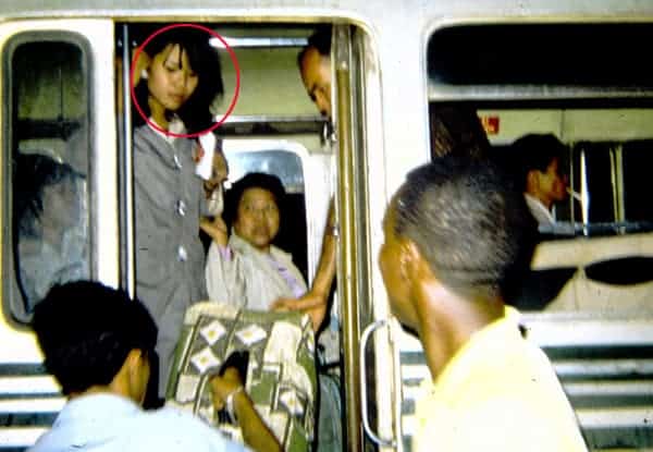 Kim Dung trên một chuyến xe bus về lại Sài Gòn học, sau khi biểu diễn ở Long Bình. Ảnh: NVCC.