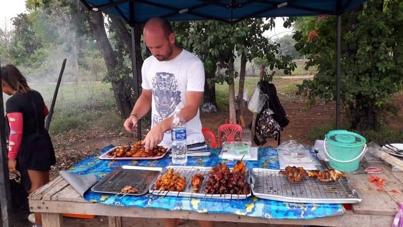 SỐC: Người đàn ông Đức nổi tiếng vì giúp vợ bán gà nướng chính là tội phạm đang bị Interpol truy nã - ảnh 3