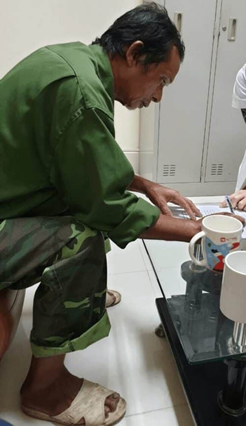 Ông Sang ký vào đơn hiến toàn bộ nội tạng con trai. Ảnh:  Nguyễn Tuân.
