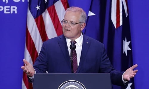 Thủ tướng Australia Scott Morrison phát biểu khi tham quan nhà máy ở Ohio, Mỹ, hôm 22/9. Ảnh: AP.