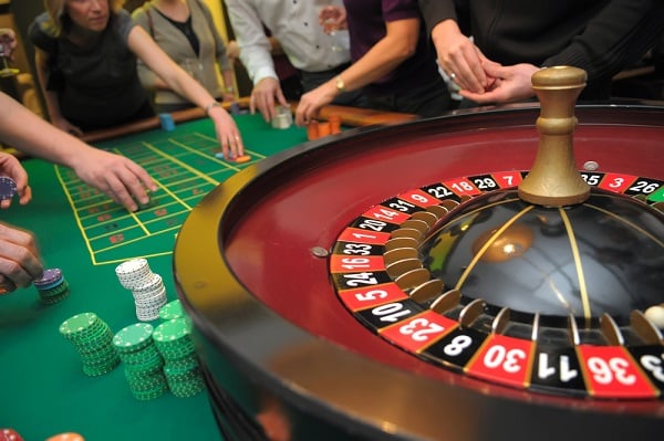 Tại Úc, chính phủ đã thiết lập các biện pháp kiểm soát chặt chẽ hoạt động cờ bạc của sinh viên Trung Quốc. Điều này giúp ngăn chặn tình trạng đánh bạc trá hình và bảo vệ sức khỏe cũng như tương lai của các du học sinh.