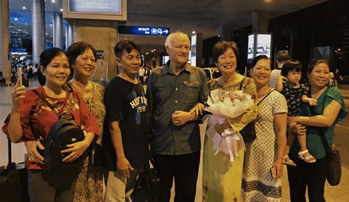 Ông Ken trở thành một thành viên trong đại gia đình của bà Nga. Ảnh: Hiền Đức.