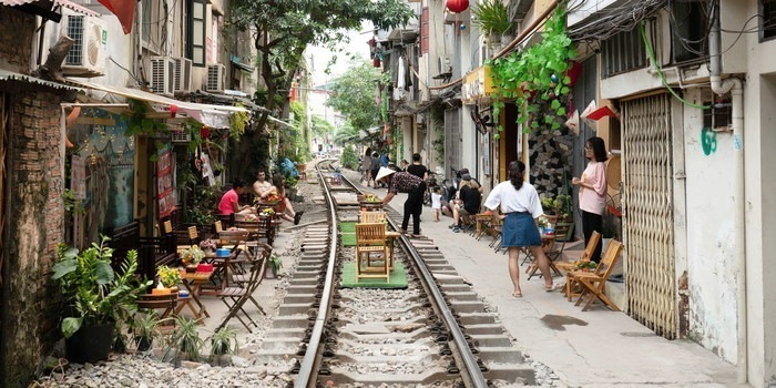 Khách nước ngoài đến Hà Nội đều rất ngạc nhiên với khu phố bày hàng quán ra tận đường tàu.