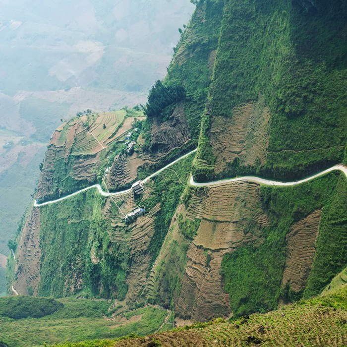 Đường đèo chênh vênh tại Hà Giang.