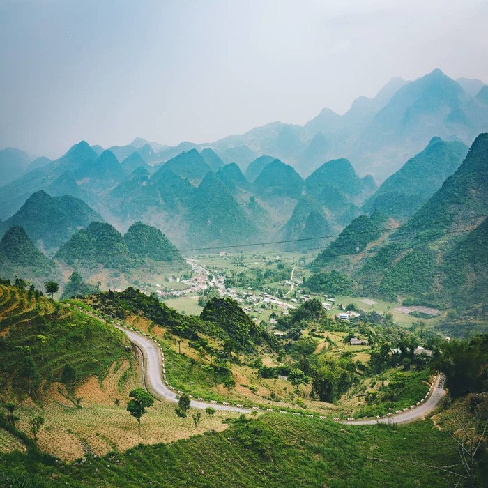 Những con đường uốn lượn chạy theo sườn núi.