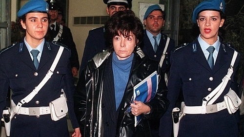 Reggiani ngày ra hầu tòa, năm 1998. Ảnh: AP.