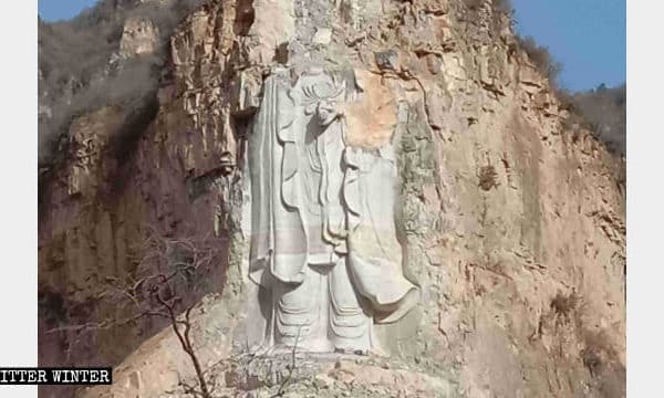 Bức tượng Tính Thủy Quan Âm sau khi bị chính quyền Trung Quốc dùng mìn ‘thổi bay’ phần đầu. (Ảnh: Biter Winter)