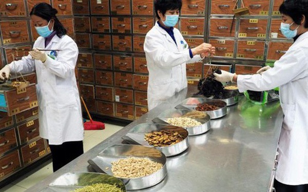 Trung Quốc d&#249;ng phương thuốc Đ&#244;ng y 3.000 năm tuổi để điều trị bệnh nh&#226;n COVID-19