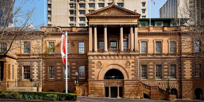 Chuối khách sạn Intercontinental ở Australia là một trong những nơi được chọn làm điểm cách ly tập trung, trong đó có chi nhánh ở Sydney, một trong những khách sạn đẹp nhất nước. Tọa lạc ngay vị trí đắc địa trên đường Macquarie, khách sạn đối diện Vườn bách thảo Hoàng gia, cách nhà hát Opera Sydney chỉ vài phút đi bộ xuống đồi. Từ khách sạn, khách có thể sử dụng đủ phương tiện giao thông công cộng như phà, xe buýt, tàu điện... khám phá mọi ngóc ngách của thành phố. Nằm trên đường Macquarie, khách sạn nằm đối diện Vườn Bách thảo Hoàng gia với Nhà hát Opera Sydney chỉ cách ba phút đi bộ xuống đồi. Thông tư Quay nằm phía sau khách sạn và là nơi tốt nhất để đi phà, xe buýt và xe lửa để khám phá tất cả các khía cạnh của thành phố. Nhiều nhà hàng ngon nhất của Sydney - như Hubert và Rockpool - nằm rải rác ở cuối thị trấn này, cũng như các cửa hàng cao cấp.
