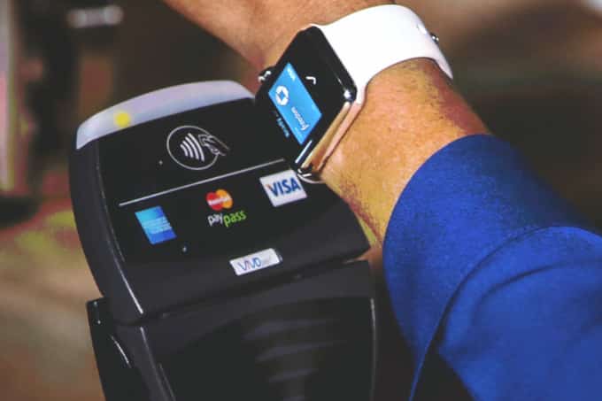 Khách hàng sử dụng đồng hồ thông minh Apple được tích hợp thẻ để thanh toán. Ảnh: BI
