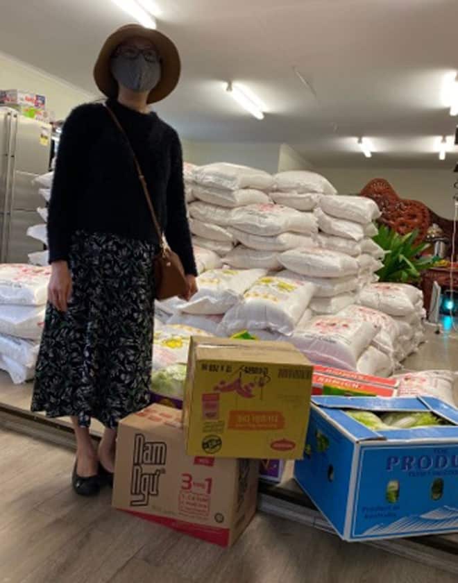 Người Việt ở Úc sớm hôm chở gạo tiếp tế cho đồng bào trong mùa Covid-195