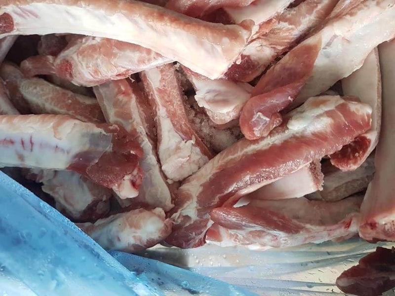 Thịt bò Úc, gà ủ muối tiêu: Giá siêu rẻ, bán tràn lan