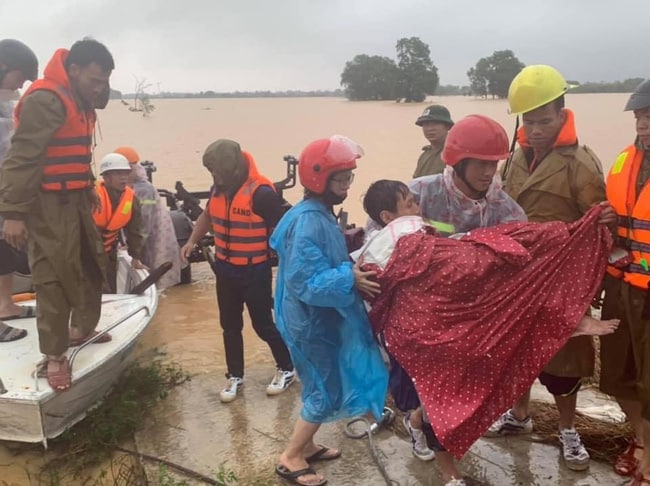 Mưa lũ miền Trung: Nước ngập đến cổ, đứng ăn cơm trong nước lũ, mẹ già nằm trên nước lũ chờ cứu hộ - Ảnh 6.