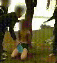 Kinh hoàng: Nam thanh niên bị nhóm hàng chục người làm nhục, lột đồ tra tấn như thời Trung cổ rồi đào hố chôn sống - Ảnh 1.