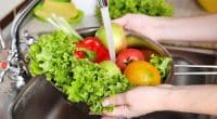 Rửa rau quả bằng nước lã không an toàn, phải cho thêm 3 thứ này mới hết thuốc trừ sâu - Ảnh 1.
