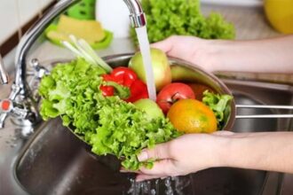 Rửa rau quả bằng nước lã không an toàn, phải cho thêm 3 thứ này mới hết thuốc trừ sâu - Ảnh 1.