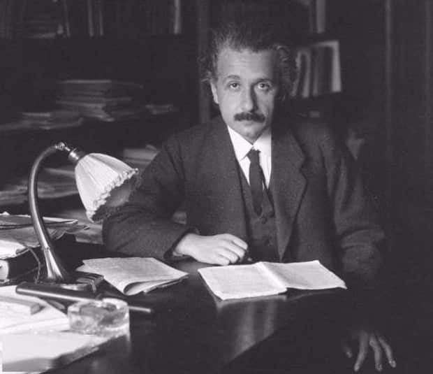  Những vĩ nhân thân xác không còn nguyên vẹn sau khi mất: Não của Einstein thậm chí bị cắt thành 240 mảnh  - Ảnh 1.