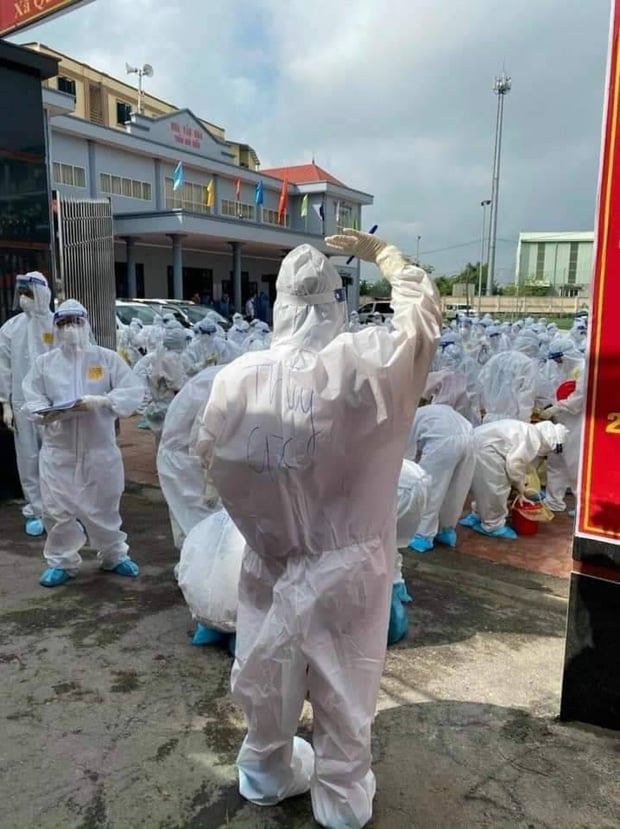 Hình ảnh bác sĩ nơi tâm dịch Bắc Giang khiến nhiều người xót xa: Phía sau lớp áo bảo hộ là tấm lưng cháy nắng phồng rộp - Ảnh 1.