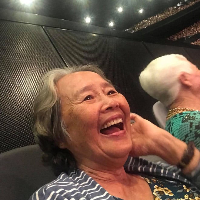 Cô gái 17 tuổi làm thêm đưa bà đi gặp thần tượng ở Úc &#34;gây bão&#34; - 9