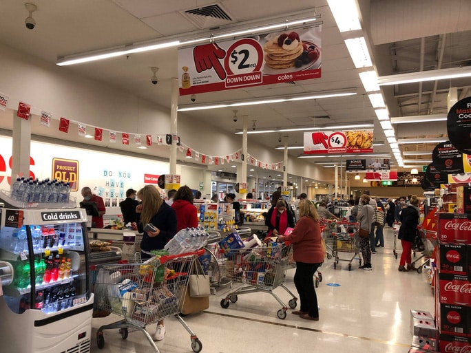 Dân Úc vét siêu thị khi nghe lệnh phong tỏa - Ảnh 2.