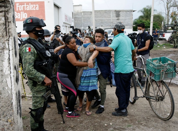 Thực tại đảo ngược ở Mexico: Băng đảng ma túy đi truy bắt cảnh sát vì dám... truy bắt chúng - Ảnh 4.